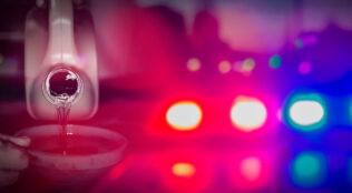 Operação fecha fábrica clandestina de lubrificante falsificado e prende sete pessoas em Duque de Caxias (RJ)