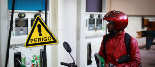Por que os motociclistas devem descer da moto durante o abastecimento?