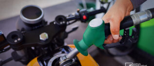 Vai de comum, aditivada, ou Premium? Qual o melhor combustível para motos a gasolina e flex?