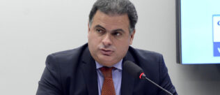 Deputado colhe assinaturas para CPI que apura crimes no setor de combustíveis
