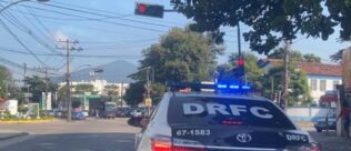 Polícia Civil fecha fábrica clandestina de óleos lubrificantes em Duque de Caxias (RJ)