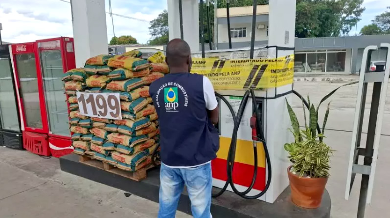 Postos de combustíveis flagrados com irregularidades são interditados na região metropolitana do Rio