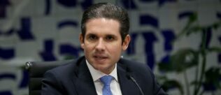 Hugo Motta, presidente da Câmara, deve pautar urgência do projeto de lei que combate o devedor contumaz
