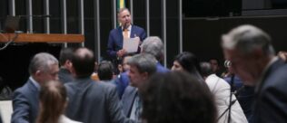 Câmara aprova projeto que fecha brechas fiscais no comércio de nafta e fortalece o combate a fraudes no setor de combustíveis