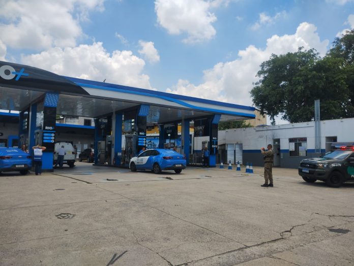 Força-tarefa flagra mais de 200 mil litros de combustível adulterado em fundo falso de posto no Rio de Janeiro