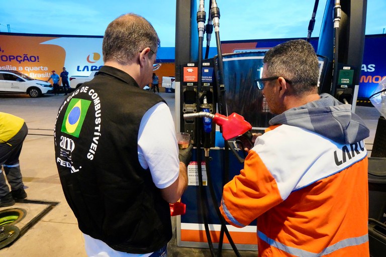 Operação do Inmetro e da ANP detecta 214 irregularidades em postos de combustíveis de oito estados e do DF